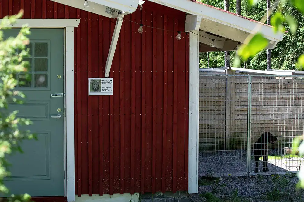 Tuittulan koirahoitolan sisäänkäynti.